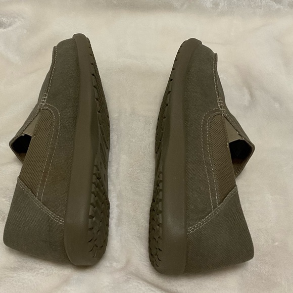 CROCS Men's Santa Cruz Beige Comfort Slip-On Loafer 11 - Picture 3 of 8